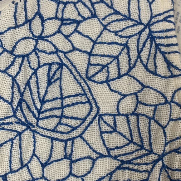 Lucky Brand white with blue flowers and designs size XS. Sleeveless. elastic bot - Picture 4 of 6